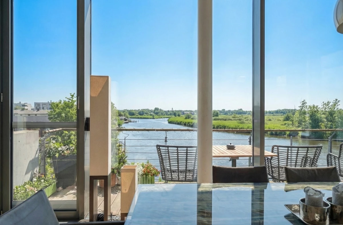 de10477f-6a69-4f46-bbc5-97776ee54125