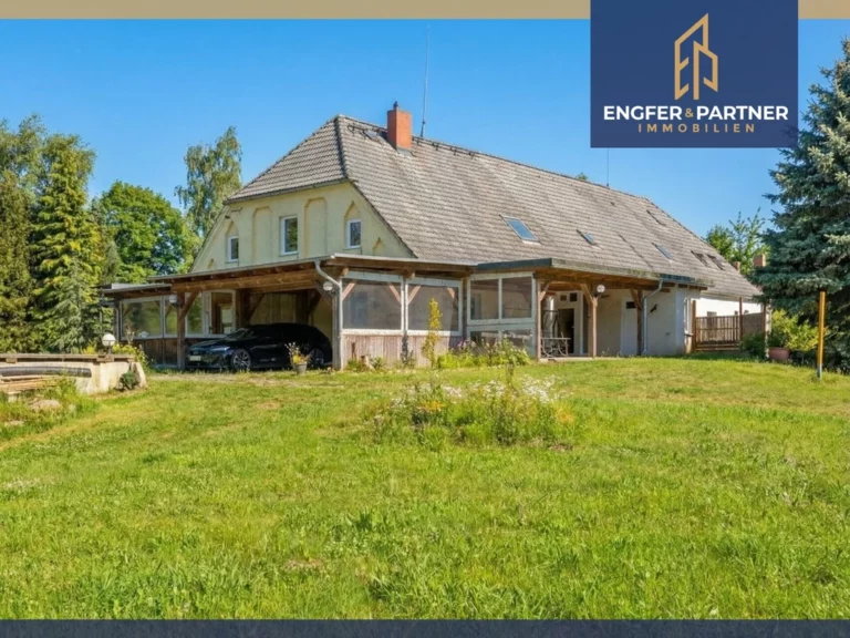 Platz für die ganze Familie –  herrliches Grundstück mit Teichzugang und viel Nebengelass!