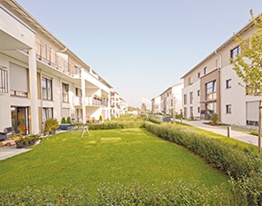 Mit dem Mehrfamilienhausverkauf in Rostock kennen wir uns als Immobilienmakler bestens aus.